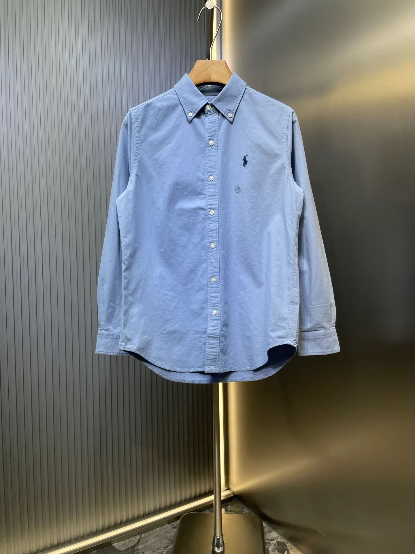 P370 Ralph Lauren 🌟 War Horse solid color shirt, macaron color, white upper body, loose fit, contrasting embroidery design on the cuffs and chest, button closure, can be paired with a skirt of the same color Size: xs-xl